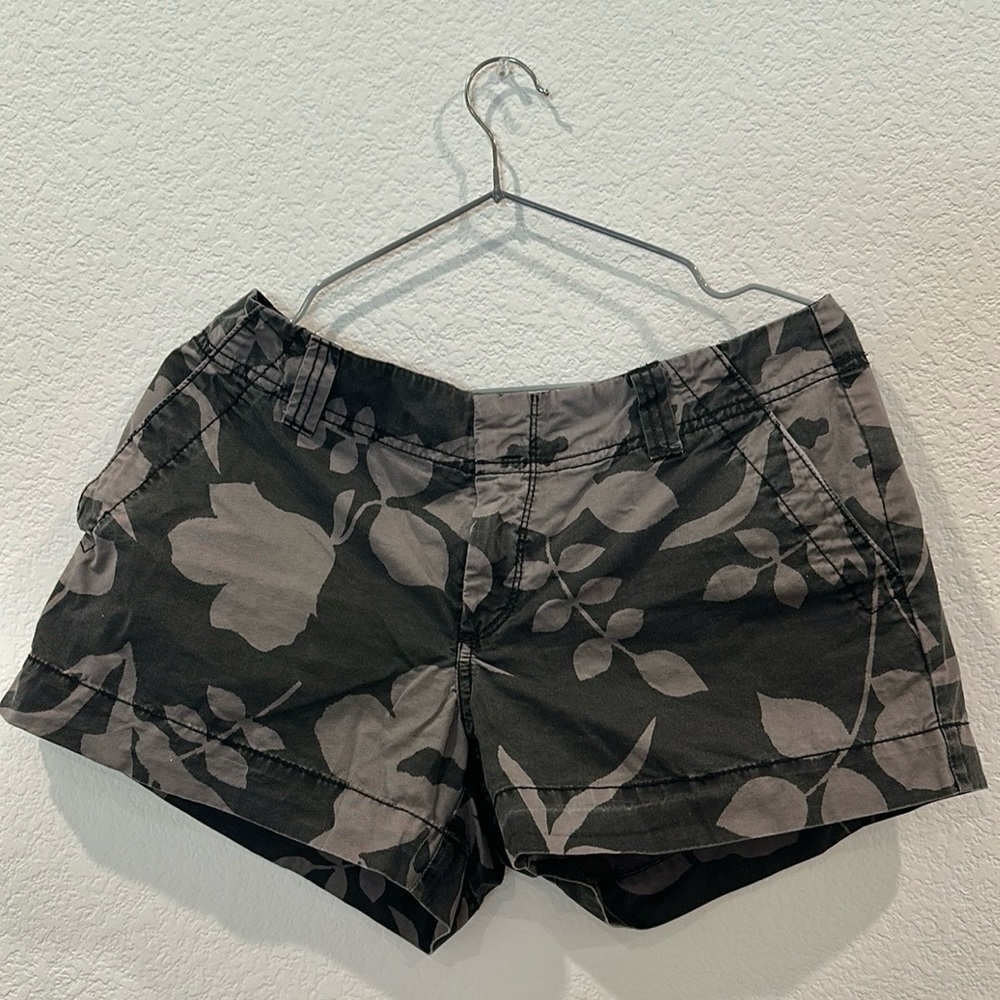 Old Navy Shorts Grey Size 8 Plant Pattern New Condition